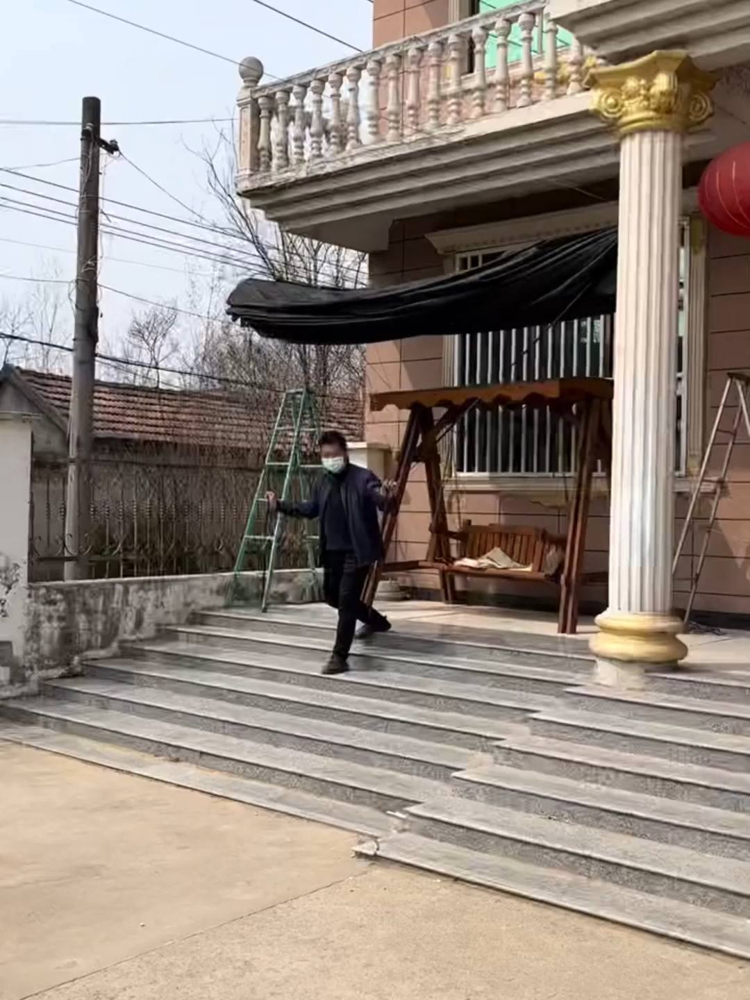 Keep your cool when the wind blows. Unshakable shade.