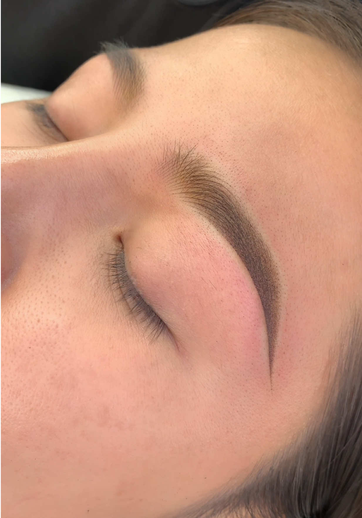 Sửa lại chân mày xoá lazer 3 lần. Cover trực tiếp bằng màu b4 với kĩ thuật sợi đầu phun đuôi 🥰