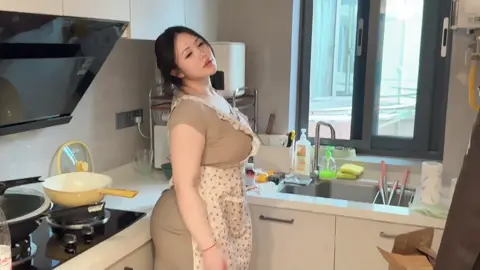 Có 1 thích một mẫu vợ chubby luôn đợi cơm chồng mỗi tối 😅😅