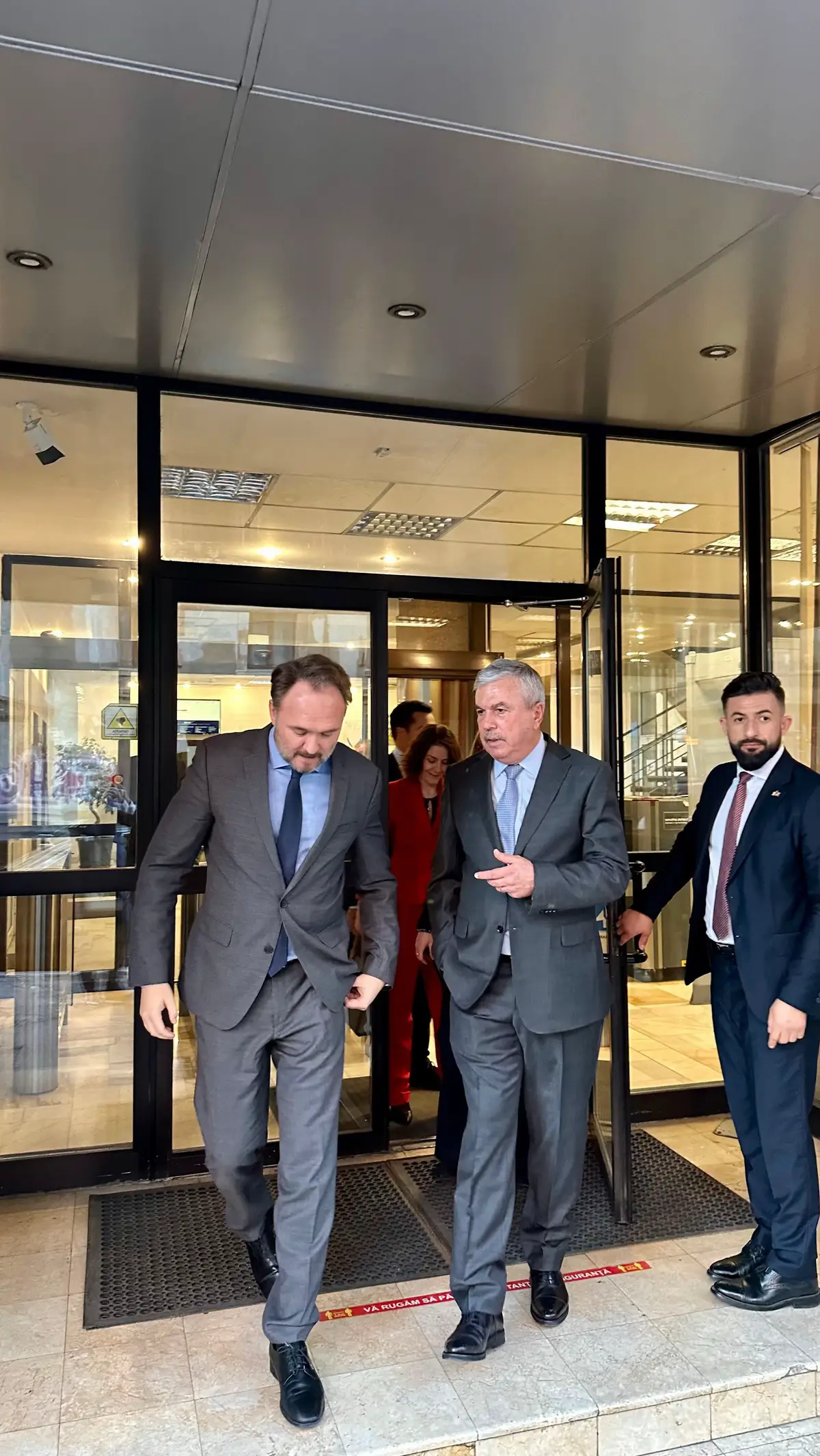 Comisarul european pentru Energie și Locuințe, Dan Jørgensen, a venit și la rugămintea mea la București pentru a vedea, „live”, cum funcționează sistemul energetic național al României – ce beneficii aduce integrarea în piața unică europeană, dar și ce provocări persistă din cauza prețurilor ridicate la energie și a lipsei de interconexiuni suficiente pe axa Austria–Ungaria–Slovacia. Împreună cu Mechthild Wörsdörfer, director general adjunct al DG ENER, comisarul a vizitat Dispecerul Energetic Național. A fost o ocazie importantă de a le arăta, direct din cel mai important centru de comandă al energiei din România, cum este gestionat sistemul energetic în timp real, care sunt provocările operaționale și de infrastructură și de ce este esențială creșterea interconectivității cu Vestul Europei. 👉 România are un rol strategic în securitatea energetică a Europei, dar fără interconexiuni suficiente, energia produsă în regiune nu poate circula eficient, ceea ce menține prețurile ridicate pentru consumatori și industrie. Investițiile în rețele și interconectări sunt cheia pentru o piață energetică europeană cu prețuri echitabile și energie curată pentru toți europenii. #Energie #Romania #Competitivitate #Interconectare #UniuneaEnergetică