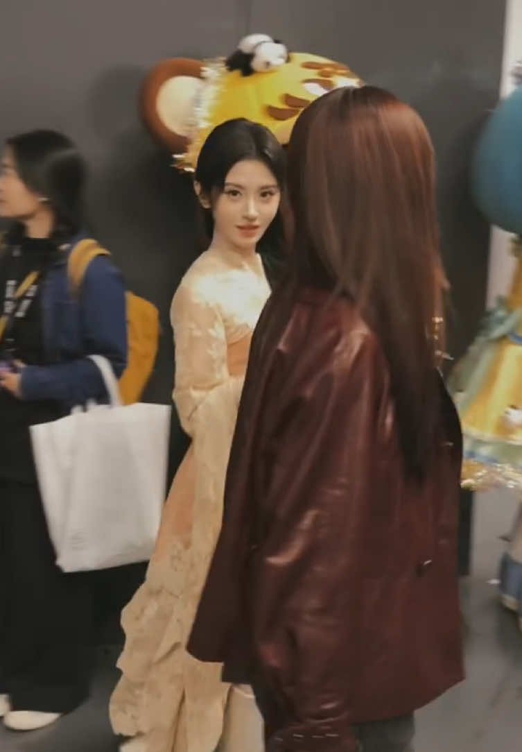 จิ้งอีก็ตัวเท่านี้เอง~🤏 #jujingyi #จวีจิ้งอี #鞠婧祎 #cúctịnhy #fpyyyyyyyyyyyyyyyyyyyyyyyyyyyyyyyyy 