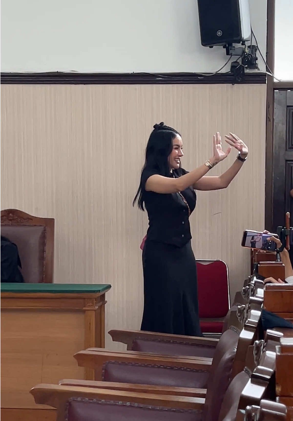 Nikita Mirzani Memasuki Ruang Sidang bersiap untuk memulai persidangan #fyp #viral #creatorsearchinsights #fyppppppppppppppppppppppp #tiktok 