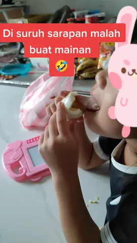 Apa ada yang sama, kalau momong makanannya malah buat mainan hingga berabtakan, kadang liatnya lucu juga kadang mau marah ,#fyp #capcut #viral #foryou #foryoupage 
