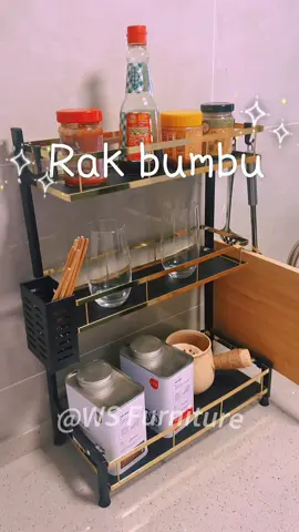 Rak topping berwarna emas dapat menyimpan botol dan stoples dengan rapi, membuatnya tampak lebih mewah.#rakbumbudapur #rakmurah #rakviral #rakbumbuserbaguna #idedapurcantik 