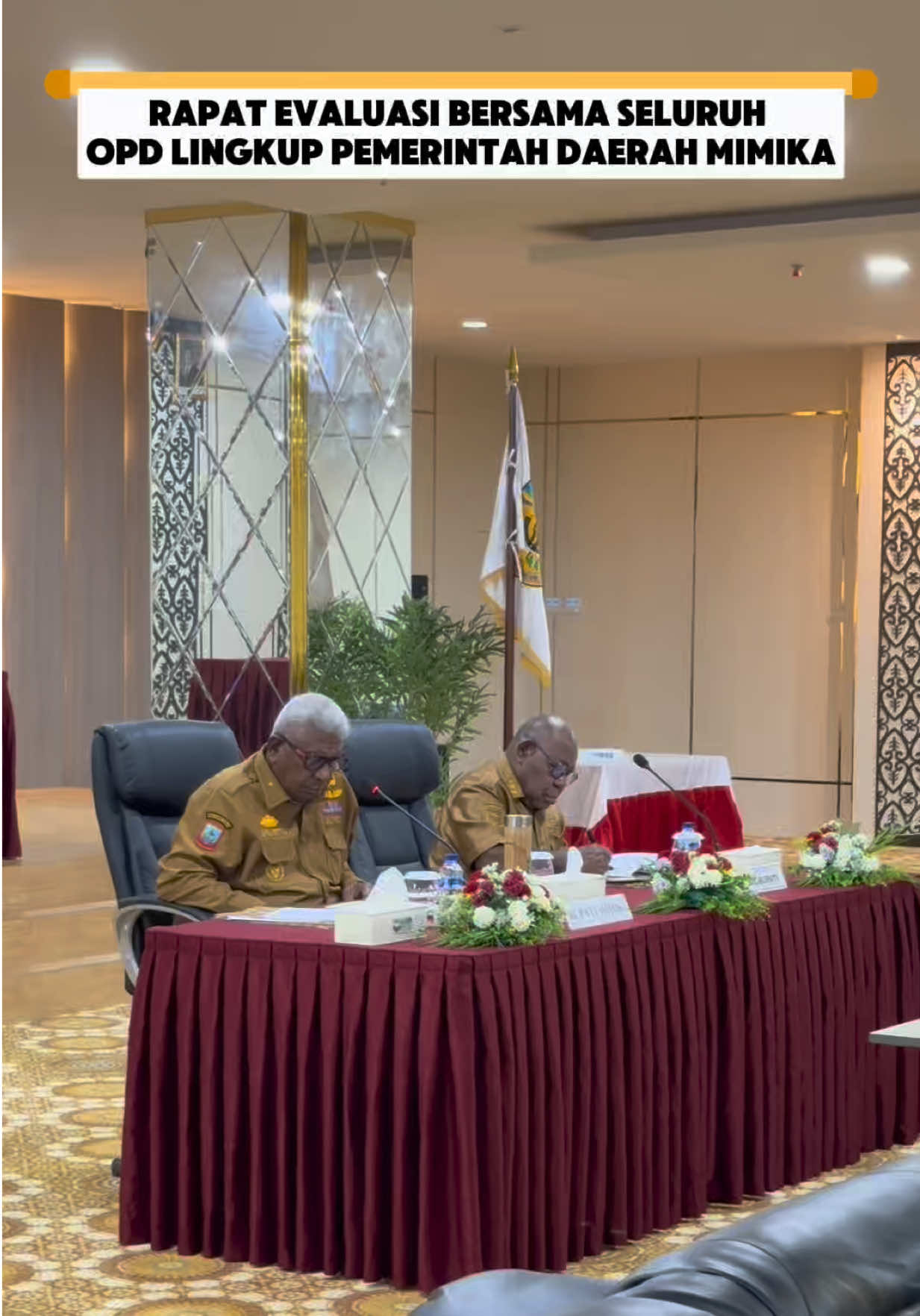 Selasa, 28 Oktober 2025 - Siang ini saya bersama Bupati Mimika memimpin Rapat Evaluasi Kinerja dan Realisasi Anggaran OPD di lingkup Pemerintah Daerah Kabupaten Mimika. Rapat ini merupakan rapat yang rutin diselenggarakan setiap minggunya untuk menilai pencapaian berupa pelaksanaan kegiatan fisik serta realisasi keuangan yang dilaksanakan oleh masing-masing OPD. Hal ini merupakan bagian dari komitmen kami bersama untuk melakukan pengawasan pelaksanaan program kerja setiap OPD sehingga dapat menyentuh dan dirasakan oleh masyarkat. 💪✨ #PemdaMimika #MimikaMaju #RapatEvaluasi #OPDMimika #KolaborasiUntukMimika