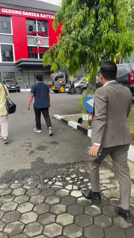 Penanganan perkara di Polresta Banyumas, masyarakat di laporkan karna dugaan penggelapan. Klien kami di duga akan menjadi target rumusan oknum. tim majelis bombong beserta tim dari kantor hukum Kalimasada nusantara turun untuk menyelesaikan. 