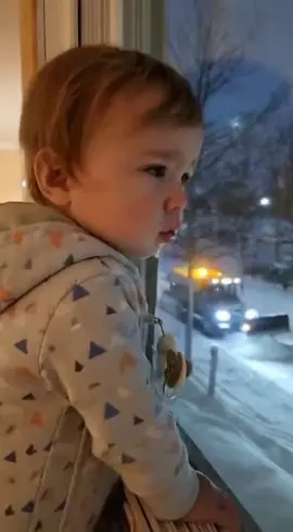 Le petit gars est devant la fenêtre et il voit la déneigeuse passer à 3h du matin! 😡 Y'est au bout de ses nerfs : 