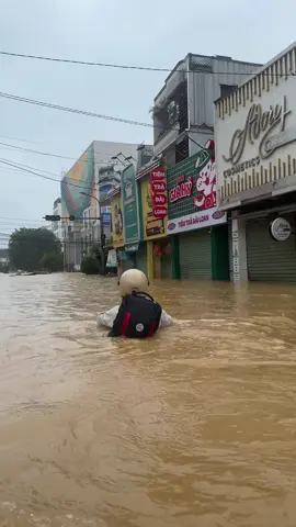 32 tuổi đời chơ có trận mô như trận lụt ni nó lên nhanh mà nó không chịu cuống😥#lũlụt #huế #2025 