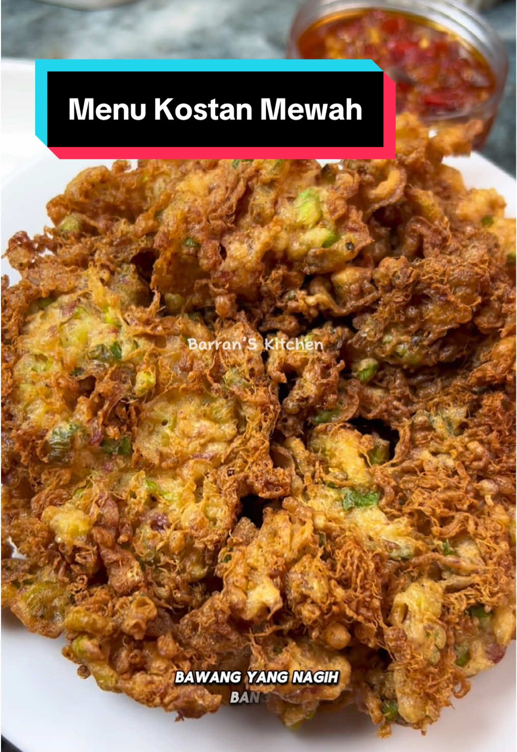 Eps. 201 Telur Kornet Krispy dan Sambal Bawang (3 botol 250 ml) Udah ga tau pengen makan apa, cobain ini deh, enaaakkkkk bngt, krispy dan meaty banget #HematNikmatTiapSaat @Kornetku Bolognaisku  Resep Telur Kornet Krispy 3 butir telur 1 sdm tepung campur 2 batang daun bawang iris dan 1 sdm air 2 sachet KORNETKU Sedikit garam Sedikit kaldu bubuk Resep Sambal Bawang  300 gr cabe keriting choper 100 gr cabe rawit merah choper  50 gr bawang putih cincang kecil 250 gr bw merah iris tebal 2 lebar daun jeruk buang tulang 1 buah terasi panggang  Minyak 150 ml minyak (kalo kurang tahan lagi, minyak yg bikin awet) Garam secukupnya Kaldu bubuk secukupnya  MSG optional Gula ( gula ini coba 2 sdm dulu, dia pedas tp agak manis2 dikit) Simpan dalam frezzer klo blm mau dimakan, bisa jadi stok #menuanakkost #telurkrispy #resepsambal #sambalbawang 