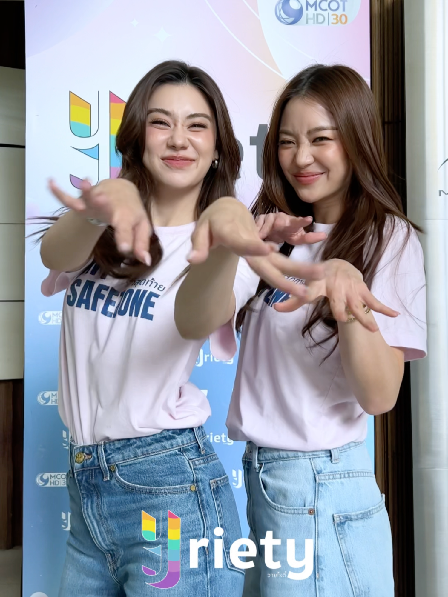 เซอร์ไพรส์ค้าบคุณแม่ คนสวยขามาแล้วค้าบ 😝💖 . #Yriety  #MySafeZoneSeries  #LenaMiu #lalinalena #MiuNatsha