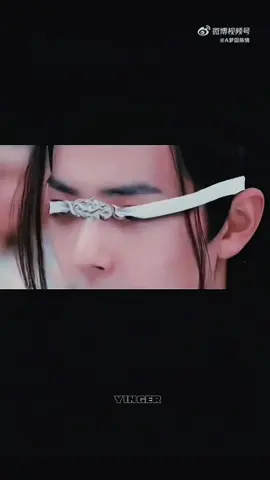 Anh Chiến muốn mượn mạt ngạch của Bo đeo thử, nhưng mà do đầu Bo nhỏ quá nên khi anh Chiến đeo vào nó tụt lút xuống mặt lun z nè 😂😂😂 #TiêuChiến #VươngNhấtBác #bjyx #bjyxszd #王一博肖战 