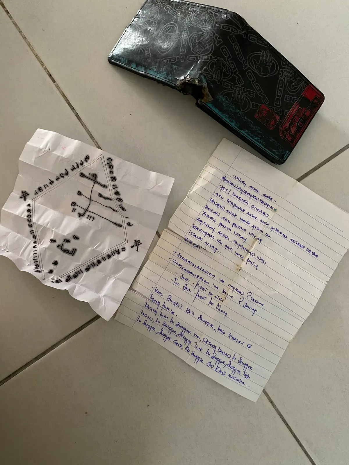 so here aku nak cari laki ni,dia bapak tiri aku aku,hrini 28 october Allah tunjuk kt mak aq apa yang die buat,so kitorg pindah rumah and mak aku bukak ii lah semua brang,then die terjumpa dompet lama yang waktu first ii mak aku kenal die dlu...(laki tu dah kene halau ngan mak aku dri rumah hujung bulan 11 2024 lepas)so mak aq mcam terkejut lah tiba ii jumpa mnde ni dlm dompet tu.Actually,diorg dh kahwin 7 tahun dh,slama perkahwinan,die tak kerja wehh,die dduk je dekt rumh,mak aku baker,mak aku kerja mak aku lah yang bayar sewa,tanggung 5 anak die makan termasuk die.Dia mmng xsuke aku,sbb mak aku lebihkan aq,tpi semua tu sbagai upah je aq tlong mak aku buat keje semua,dia ada 2 anak ngn mak aku,bile dh halau,mak dh bnyak kali sruh cerai ii,tpi dia liat gile.Mak aku dlu mmng mcm xmngeluh pun tanggung die,mcm tunduk je kt jntan ni,tpi bila kitorg start psang ayat ayat ii dlam rumah,mak aku smbil buat kek die baca,then bru tu mak aku mcm dh brubah and dh start gaduh ii dia xkerja semua,die ade kerja bape bulan,kerja buat jalan,tpi bile die blik je kerja,die lah yang terpaling pent.Mcam org lain xpent,die klau kerja,mcam dia yang boss,merajuk xnak pergi kerja,anak boss smpai dtang depn pintu pnggil die tuk gi kerja,mmng problem gile lah die ni,now aq nk cri die,sbb ws mak aku die palau,pdahal kadang tu mintk 50 je untuk bwak anak die yg demam,die ckp yg aq slah number,playvictim gile,die ckp mak curg and berkwn ngn laki lain lah,lah mmng lah,kau dh bla,kau expect mak aku tuk anggap kau last love die ke,lawak..first ii kemain woo die ckp itu ini,hritu die kantoi dlm live ad pp pnggil die “sayang” aq time tu ad record 😛😛,trus die menghilng leps kejadian tu,now satu ii Allah tunjuk, HAMEDE tlong munculkn diri ye,jijik lah ngn perangai tu,dh tua kot..tlong dh berfikir skit. and aq still xpercaya yg my mom jumpe kertas ni. so please i need your help to find this guy, Dia orang Felda Lepar Hilir 3,Kuantan,Pahang  and ni ap yg die tulis,aku faham tulisan die sbb die yg isi borang sekolah semua..still xsure ape jadah die buat kat mak aku slama ni,so mmng duit kahwin dlu 100% duit mak aku,kenduri semua mak aku bayar,like mcm pelik mcm mne bole nk dkt die die..smpai skang pun mak aku terfkir mcm mne bole kawin ngn jantan celake tu -nikah anak mata- bismillahirohmanirohim -hey!warodi’diwaro -aku terpapas anak mata hitammu antara ke dua dengan anak mata hitamku. bukan aku punya nikah jibril punya nikah Allah saksi,Muhammad wali tersimpan mu hati yang patuh istana allah.. berkat -assalamualaikum ya rahman?Tanya -waalaikumumussalam  ya rahim?jawab       -jadi-pusai ke atas       -tak jadi-pusai ke wawat -batu sangkit batu senggor,batu terbelat tulang pusaka. datang kiri ku senggor kiri,datang kanan,ku senggor kanan,ku senggor,senggor tilik ku senggor,senggor tuju ku senggor,senggor carca,ku senggor ku,senggor jin dan manusia @SWEETGIGIJB CAKES AND ART  #4u 