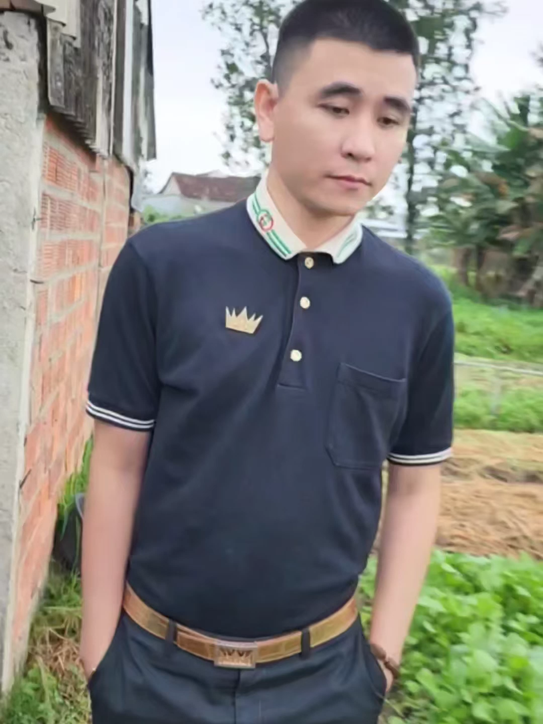 KHI NÀO THÌ BẠN TRỞ THÀNH PHIÊN BẢN TỐT NHẤT CỦA CHÍNH MÌNH? Nhiều người tin rằng đó là do may mắn hoặc là do một cơ hội lớn bất ngờ xuất hiện. Nhưng nếu tôi được là người đồng hành cùng bạn trên hành trình của mình, tôi muốn nói rõ: Đó là một QUYẾT ĐỊNH. Trở thành phiên bản tốt nhất của bạn không phải là điểm đến, mà là một chuỗi hành động được dẫn dắt bởi ý định rõ ràng và đã được minh chứng. Sức mạnh của 1 câu hỏi mỗi ngày: Thay vì để ngày mới trôi qua một cách bị động, hãy khởi động nó với tư duy của một nhà kiến tạo. Hãy hỏi chính mình những câu hỏi nền tảng này: 