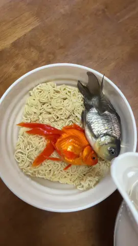 Hết lương rồi ăn mì tôn thôi