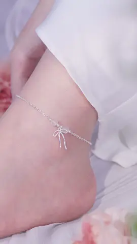 LC0144 Lắc chân bạc dây hoa, charm nơ thắt cùng đá mặt trăng óng ánh tự nhiên. Tỏa sáng nhẹ nhàng mà vẫn cực cuốn, nàng nào đeo cũng mê 🌙 #daychuyenbactlee #lactaybactlee #khuyentaibactlee #trangsuc #tleejewelry 