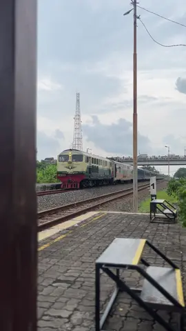 Kereta Argo Bromo Anggrek dengan lok bb 304 langsir lokomotif di Stasiun Alastua  #kai #argobromoaanggrek #stasiunalastua #keretaapiindonesia 