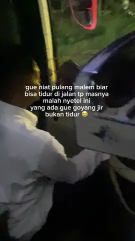 naik bus gak tenang bawaannya pengen joget 🙂 #djremix #fyp #tiktok #lagutts #gratongtts 
