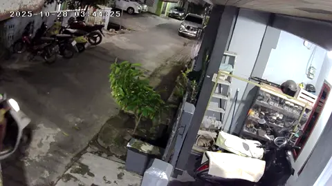 Teruntuk warga batam terutama di perum permata puri Batu Aji klau ada yg kenal sama pencuri ini tolong komen soalny baj’ngan2 ini telah mencuri motor ku kejadian tadi pagi #tindakkriminal #batamtiktok 