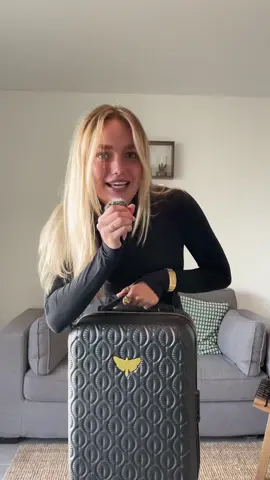 Vous validez les looks pour Amsterdam ?! ❤️‍🔥❄️  Ensemble jean décontracté ⛅️ Petite robe imprimée pour le soir ✨ Tenue léopard & similicuir pour faire impression 🐆 #outfitinspo #fashiontiktok #styletok #fashiontips #LesPetitesBombes 