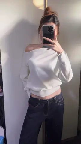 #เสื้อ #เสื้อไหมพรม #เสื้อปาดไหล่ 