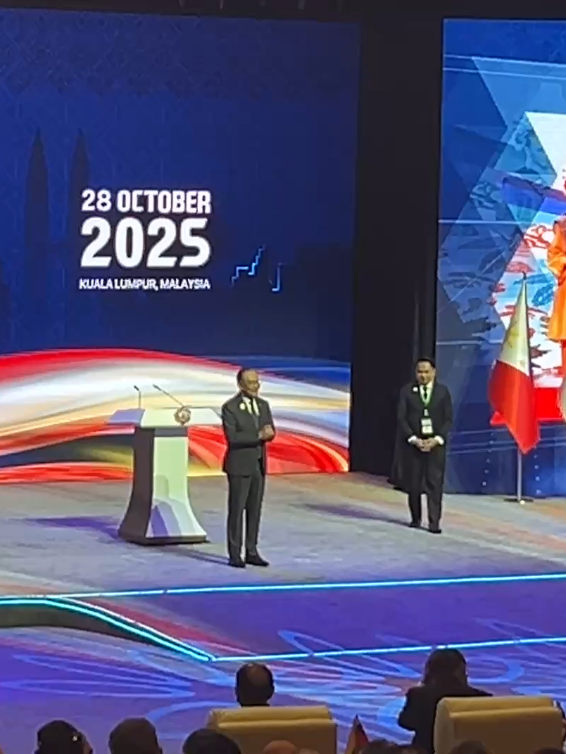 JUST IN: PILIPINAS, OPISYAL NANG MAMUMUNO SA ASEAN 2026 Pormal nang ipinasa sa Pilipinas ang Chairmanship ng Association of Southeast Asian Nations (ASEAN) para sa 2026, sa closing ceremony ng 47th ASEAN Summit sa Kuala Lumpur, Malaysia. Sa seremonya, ibinigay ni Malaysian Prime Minister Anwar Ibrahim kay Pangulong Ferdinand “Bongbong” Marcos Jr. ang  ASEAN gavel bilang simbolo ng pamumuno at responsibilidad sa ASEAN agenda. | via Chzianelle Salazar, RMN Manila #DZXLnews558 #RMNnews #TatakRMN
