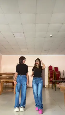 ဘာတွေကနေမှန်းမသိပု😅#fypシ゚viral🖤tiktok☆♡🦋myvideo💗 