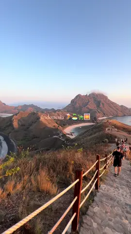Indonesia has so much more to offer than just Bali. From stunning natural landscapes with majestic volcanoes and the rare blue fire phenomenon, to countless beautiful waterfalls and incredibly kind and helpful people! 🌋🌅💙 #indonesia🇮🇩 #labuanbajo #giliair #nusapenida #bali 