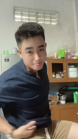 Hớt tóc model. Tiền đô ở trong lưng quần xà lỏn.