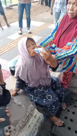 Korban represif kepolisian kabupaten sampang, darisini kita bisa melihat bagaimana pemerintah kabupaten sampang mengorbankan masyarakatnya atas kepentingan kelompok dan golongannya sendiri #demosampang #demopilkades #sampang #madura @ADMIN GERINDRA 🇲🇨🇲🇨  