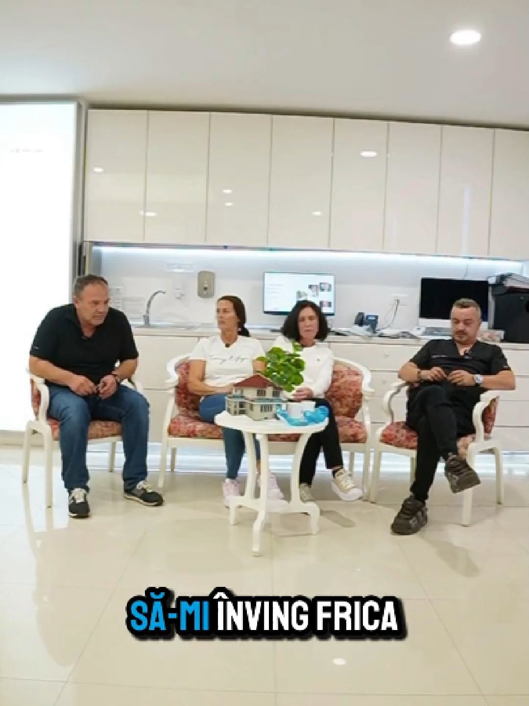 🦷 Frică, emoție și curaj. Uneori, cea mai mare provocare nu e intervenția în sine… ci pasul până pe scaunul dentistului. Pacienta noastră povestește sincer cum frica de dentist venea de ani de zile — din copilărie, din experiențe vechi, din acel miros de spital care o făcea să tremure. Dar când a ajuns la noi, lucrurile s-au schimbat. A avut tensiune ridicată, oboseală, frică, dar n-am grăbit nimic. 👉 Am temporizat intervenția. 👉 A fost consultată de cardiolog. 👉 A stat în siguranță, s-a liniștit, a dormit, a mâncat bine. Și abia apoi, cu o stare fizică și emoțională stabilă, am început tratamentul. Pentru că niciun implant nu e mai important decât pacientul. Și pentru că în stomatologia modernă, frica se tratează cu empatie, nu cu grabă. 💙 ✅ La Denta Clinic, siguranța ta e pe primul loc. 📞 +40 761 233 220 📍 Calea București 193A, Râmnicu Vâlcea 🌐 www.dentaclinic.ro 🔗 linktr.ee/dentaclinic.vl #DentaClinic #StomatologieFaraDurere #FricaDeDentist #Empatie #SigurantaPacientului #ZambetCuIncredere #ImplanturiDentare