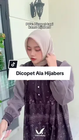 Lumayan ribet ya Ladies 😖 Ini lagian pada ngapain sih? 👀 In frame: Andira Maxy #inspiredyourdailyoutfit #FashionMuslimah #gamiskekinian #ootdhijab 