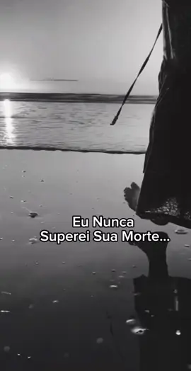Eu Nunca Superei Sua Morte… Eu Só Continuei. O Tempo Não Apagou A Dor. Ele Só Me Ensinou A Conviver Com O Vazio Que Você Deixou. Aprendi A Sorrir Mesmo Com O Coração Em Pedaços. A Seguir Mesmo Quando Cada Passo Parecia Pesado Demais. Continuar Não Significa Esquecer. Significa Honrar O Amor Que Ficou, As Memórias Que Me Sustentam, E O Silêncio Que Ainda Fala O Seu Nome. Tem Dias Em Que A Saudade Grita Tão Alto Que Parece Me Arrancar O Ar… Mas Eu Respiro Fundo E Sigo, Porque Aprendi Que A Vida Não Para, Mesmo Quando A Gente Queria Que Parasse Só Um Pouco, Pra Poder Te Alcançar Outra Vez. Eu Nunca Te Superei… Eu Só Aprendi A Seguir Com O Coração Quebrado, E A Transformar A Dor Da Tua Ausência Em Amor Que Nunca Morre. 🕊️ #luto  #saudadeseternas  #saudades  #fyp  #foryoupage 