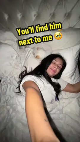 Queen size bed but he likes sharing a pillow with me 🥹 my baby Simba 💕💕💕 #catsoftiktok #cattok #cats #riristea #rivetsoro 