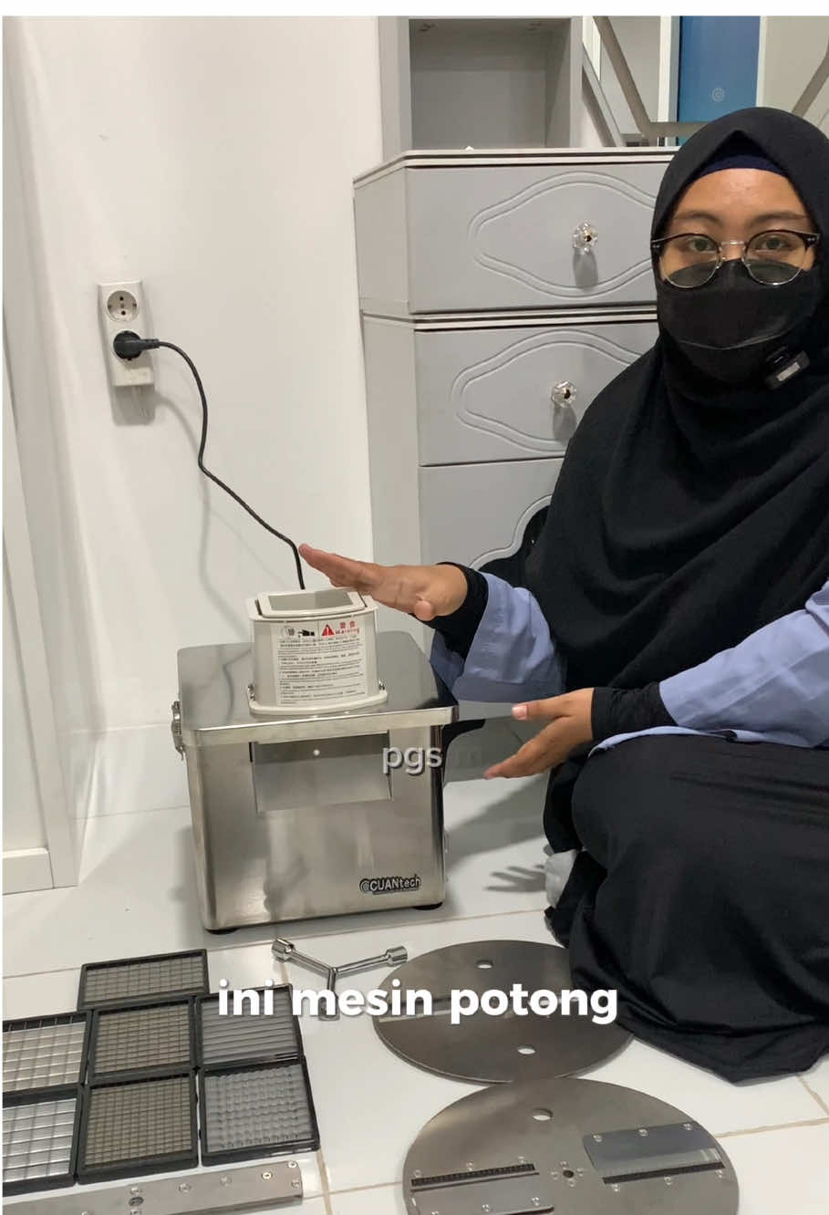 Mesin potong sayuran ini, bikin pekerjaan kalian jadi lebih mudah. Ga perlu potong satu persau yang bikin ngabisin banyak waktu. Percaya ga percaya, ini banyak di ketahui ibu ibu dirumah, yang lama dari proses masak itu kadang bukan pas memasak diatas apinya, tapi prepair nya.. termasuk kupas-kupas dan potong-potong sayurannnya. Relate ga nih buibu ? #pusatgrosirsidoarjo #kebutuhanrumahtangga #peralatandapur #MBGMakanBergiziGratis #kebutuhandapur    