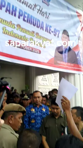 Demonstrasi Mahasiswa di Kantor Bupati Bone, Jalan Ahmad Yani, Kelurahan Macanang, Kecamatan Tanete Riattang Barat Kabupaten Bone, Sulawesi Selatan. Selasa 28 Oktober 2025, sore Tanggapan Dinas Lingkungan Hidup, tuntutan mahasiswa terkait pertambangan yang diduga tak berizin dan tetap beroperasi yang ada di Kabupaten Bone 