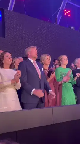 Het Koninklijkhuis gaat lekker op ‘Ze Komt Uit Amsterdam’ 😏🫶❌❌❌ #koningwillemalexander #koninginmaxima #koninklijkhuis  #amsterdam 