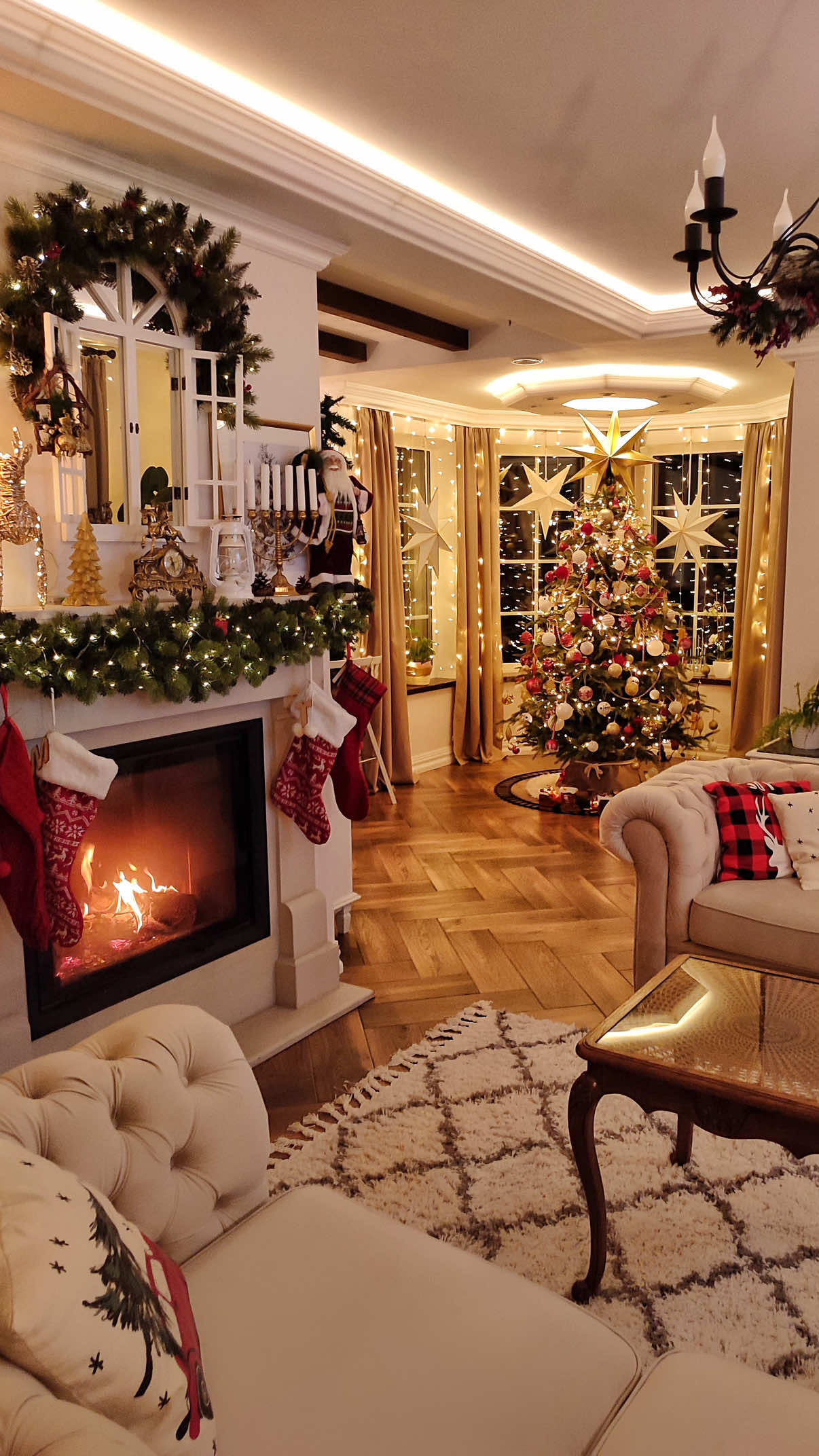 Christmas is coming 🎄🎄🎄 Oglądam stare rolki i stwierdzam że wersja sprzed 3 lat miała w sobie mnóstwo uroku ! A jak Wy sądzicie? Zastanawiam się co nowego wprowadzić w tym roku na święta, ozdób mamy cały strych, więc nie będę już szaleć z nowościami, ale jednak ciągle kombinuję co tu nowego wymyślić i poprzestawiać 😁 uwielbiam zmiany ! A Wy?  Jak byłam dzieckiem to ciągle robiłam przemeblowania w pokoju 😅 #christmas #xmas #swieta #choinka #christmastree      