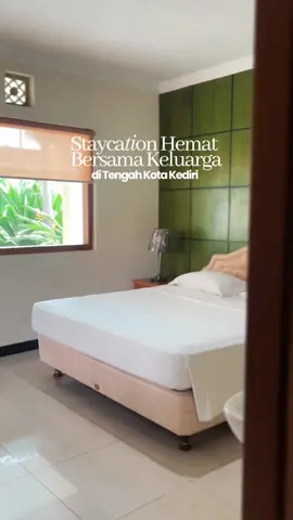Hai hai RedTravelers! Aku punya rekomendasi hotel dengan fasilitas terlengkap di tengah Kota Kediri! 📍RedDoorz Near Rumah Sakit Baptis  Mulai 200ribuan aja kamu bisa dapetin fasilitas kamar selengkap ini! Mulai dari ruang tamu, dapur, bed yang nyaman, kamar mandi dalam, ruangan full AC, dan lain sebagainya😍 Jangan lupa bookingnya pakai aplikasi RedDoorz yang bisa didownload melalui Play Store ataupun App Store ya! Oh iya, masukkan kode promo 
