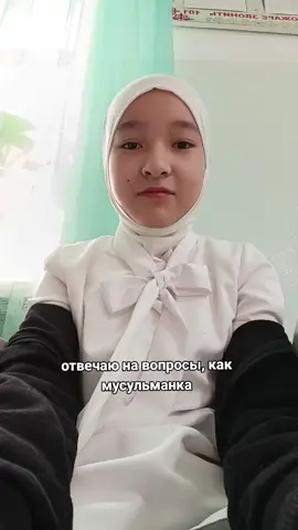 Дру́жба — личные устойчивые отношения между людьми на основе симпатии, уважения, общих интересов, духовной близости, взаимной привязанности, понимания и доверия[1]. Людей, связанных между собой дружбой, называют друзьями. Дружба как явление выработана в процессе многовекового социального взаимодействия людей. Дружба изучается в социологии, социальной психологии, антропологии и философии. Были предложены различные теории дружбы, в частности теория социального обмена, теория справедливости, диалектика отношений и теория привязанности. Фотогра́фия — технология записи изображения путём регистрации оптических излучений с помощью светочувствительного фотоматериала или полупроводникового преобразователя. В отличие от некоторых других языков, в русском слово «фотография» используется только применительно к статичным изображениям. В то же время в профессиональном кинематографе этот термин обозначает изобразительное решение фильма, создаваемое кинооператором. Фотографиями также называются конечные отпечатки фотографического изображения, изготовленные на фотобумаге химическим способом или принтером. На технологиях фотографии основано фотоискусство, которое считается одним из видов изобразительного искусства и занимает ключевое место в современной массовой культуре. Первое устойчивое фотографическое изображение было создано в 1822 году французским изобретателем Жозефом Нисефором Ньепсом, но оно не сохранилось до наших дней[1][2]. Датой изобретения технологии по решению IX Международного конгресса научной и прикладной фотографии считается 7 января 1839 года, когда Франсуа Араго сделал доклад о дагеротипии на заседании Французской академии наук[3][4][5][6]. Человек, осуществляющий фотосъёмку, называется фотографом. В большинстве случаев он же выполняет все остальные стадии создания фотоизображения, однако часто техническая часть работы выполняется фотолаборантами, ретушёрами, фоторедакторами и представителями других профессий. В профессиональной студийной фотографии некоторые обязанности фотограф перепоручает своим ассистентам. Липсинк (от англ. lip sync) — это синхронизация движения губ с произносимым или пропеваемым звуком, а также процесс создания такого видео. Этот термин используется для описания ситуации, когда кто-то 