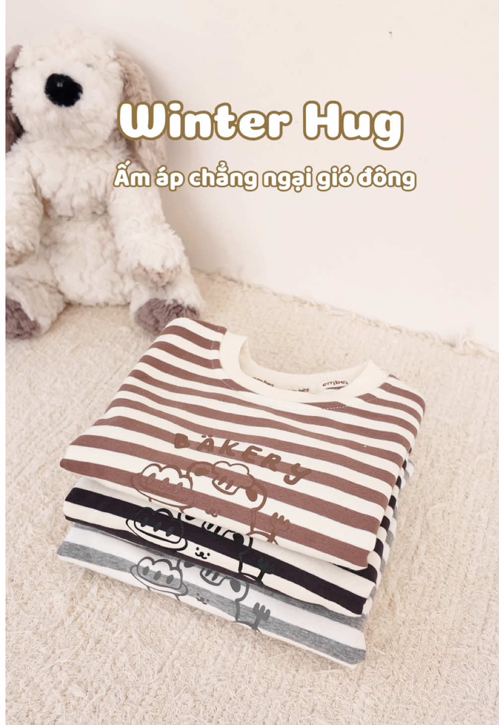 Mùa đông ấm áp và thoải mái tuyệt đối! 🤎 Bộ kẻ ngang cá tính, với chất liệu giữ nhiệt tốt. Bé trai mặc vừa đẹp, vừa cực dễ chịu khi vui chơi, khám phá. Mẹ sắm ngay!#Embes #simplycomfortable #embesvietnam #thoitrangchobe 