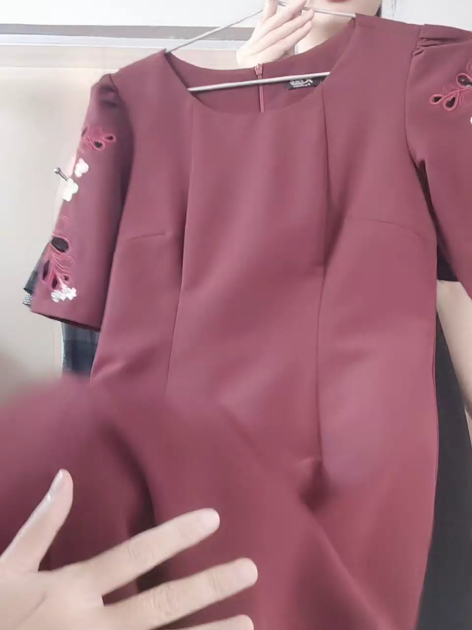 Khi vẻ đẹp không cần phô trương chỉ một chiếc đầm thêu hoa cũng đủ khiến chị toả sáng 📷📷 #damsuong #thoitrangxinh #damhoa #damtrungnien #damtiec #damdaitay