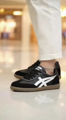 Sneaker nam màu đen huyền bí kết hợp với kẻ sọc trắng, dễ mix đồ, ae nhanh tay ấn vào giỏ hàng bên dưới nhé #giaydep #sneaker #xuhuongtiktok #giaynamdep #giaythethao 