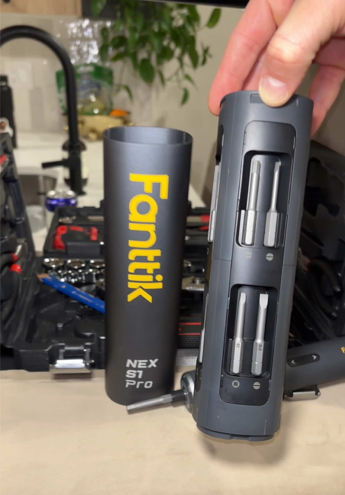 I’m never going back to using regular screwdrivers like a caveman… 🙇‍♂️💯🔥✅😂 #tools #screwdriver #fanttik #homeimprovement #tiktokshopcreatorpicks 