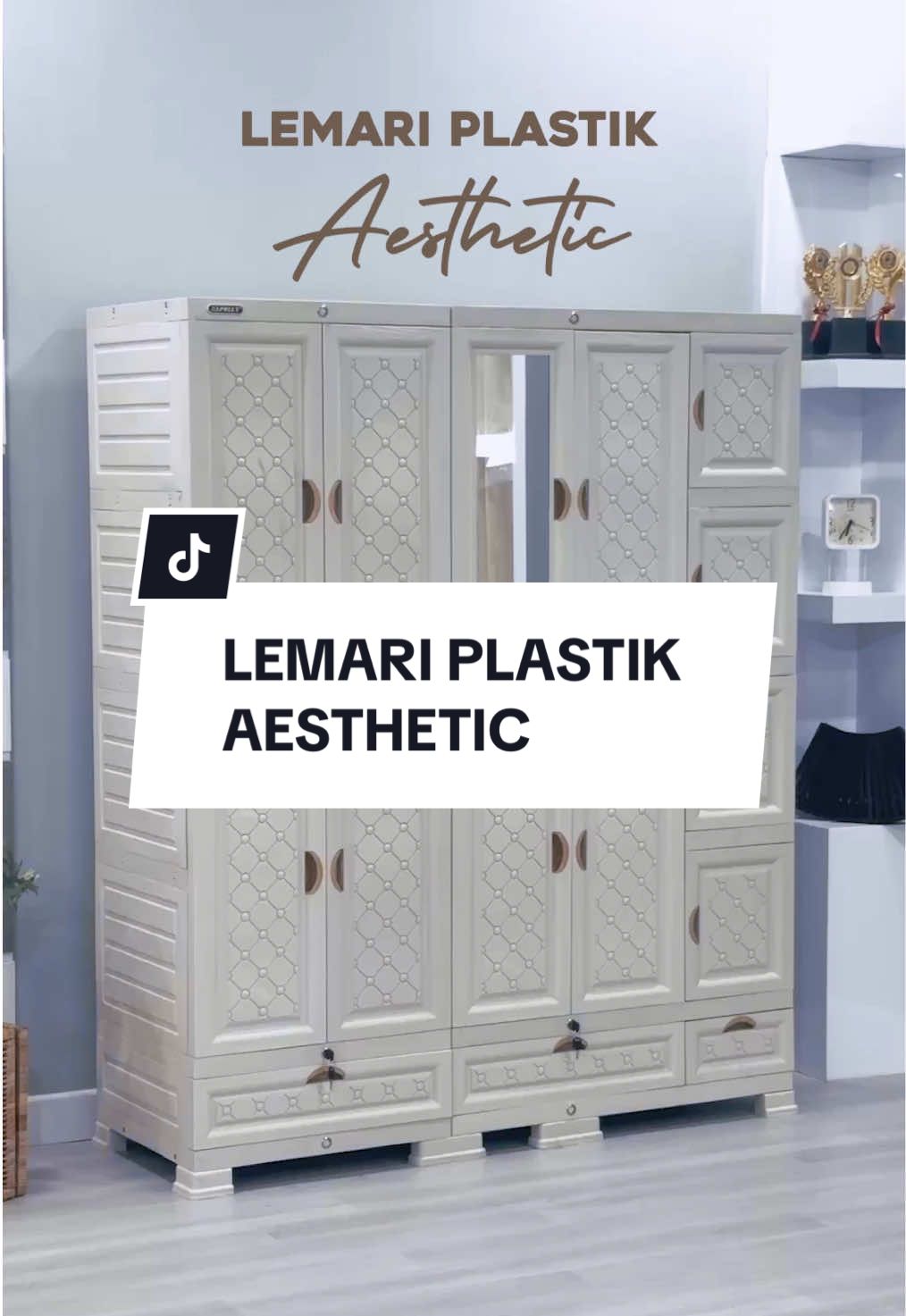 Butuh tempat penyimpanan lebih luas? Pakai lemari plastik aesthetic satu ini aja! Lemari plastik 5 pintu dengan ukuran T. 137 cm x L. 48 cm x P. 166,5 cm. Memiliki ruang penyimpanan luas serta sudah dilengkapi rak + gantungan. #lemariplastik #lemariplastikaesthetic #lemaripakaian #napollyfurniture #lemaripakaiannapolly