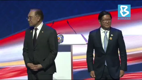 Presiden Filipina Ferdinand Marcos Jr menerima tukul simbolik pengerusi Asean daripada Perdana Menteri Datuk Seri Anwar Ibrahim, menandakan bermulanya peralihan tanggungjawab negara itu sebagai pengerusi pada 2026. 📸 Hafzi Mohamed | BERNAMA  #BernamaNews #ASEANxBernama #ASEAN2025 