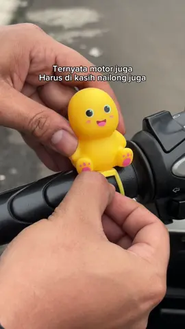 Tenang aja karena nailong helm ini bisa di lepas pasang 😁 #mainanlucu #mainanviral #nailong #dinokuning #aksesorismotor 