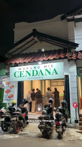 🍜 Dari Warung Mie Cendana lanjut nginep di Sans Hotel Nagari, deket banget sama Malioboro! Kamarnya bisa buat 3 orang, ada bathtub, dan harganya cuma 200 ribuan aja 😍 Rahasianya? Booking lewat aplikasi RedDoorz dan masukin kode promo “YUKNGINEP” biar makin hemat 💸 Liburan di Jogja makin seru, perut kenyang, dompet tetap aman dan berke-SANS bareng RedDoorz😎 #RedTravelers #RedDoorz #bukasemuapintu #BerkeSANS #warungmiecendana 