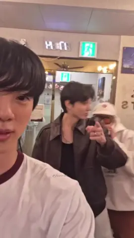 Jk gak mau diem banget, gangguin Jin hyung mulu 😂  Jinkook keliatan happynya 🥰 #jin #jungkook #jinkook #fyp #fypシ゚ 