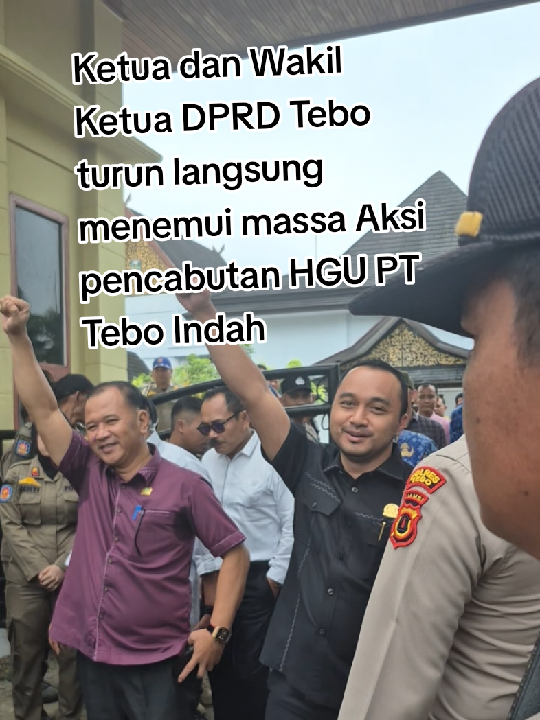 Ketua dan Wakil Ketua DPRD Tebo turun langsung menemui massa aksi yang menuntut pencabutan izin HGU PT Tebo Indah. #AksiTebo #CabutHGUTeboIndah #DPRDTebo #SuaraRakyatTebo @gerindra @polda_jambi @Polres Tebo @KEMENTRIAN ATR BPN @Kejaksaan Negeri Tebo @KEJATI JAMBI @Agus Rubiyanto @Khalis Mustiko @Atrbpn Tebo 