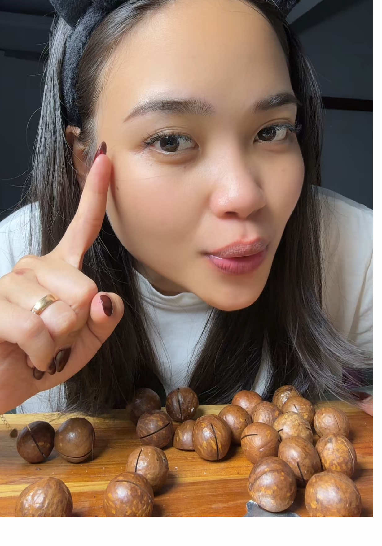Kacang macadamia kenapa mahal??!! Enakk bgttttt 